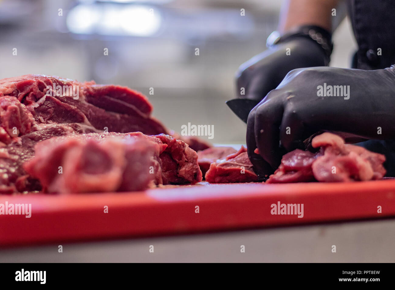 Gourmet Chef, la préparation d'un dîner de charité dans un restaurant italien à Rome, Italie. Biftecks, côtelettes, la Turquie, et les filets pour les sans-abri à Noël. Banque D'Images