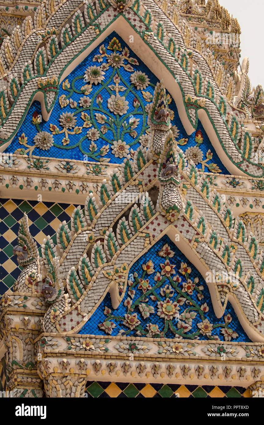 Mosaïques en céramique détaillées et des décorations avec des fleurs de lotus et les oiseaux mythiques, Wat Pho, Bangkok, Thaïlande Banque D'Images