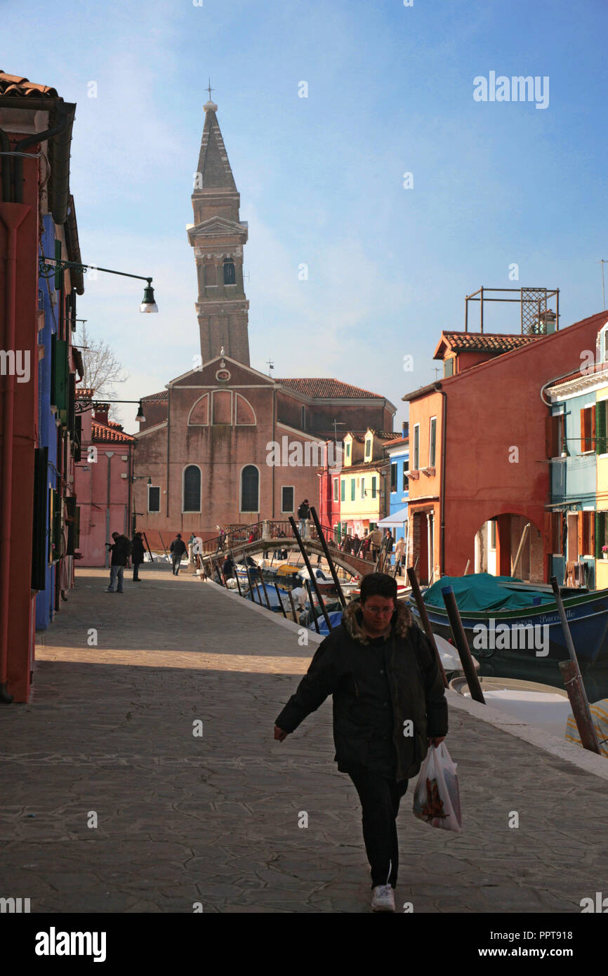 La campanile de la Chiesa di San Martino, vu de la Fondamenta Terranova par le Rio Terranova, Burano, Venise, Italie Banque D'Images