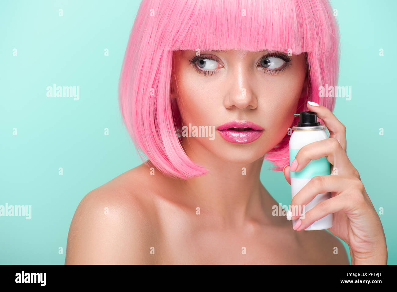 Jolie jeune femme avec Bob rose cut holding spray cheveux coloration isolé  sur turquoise Photo Stock - Alamy