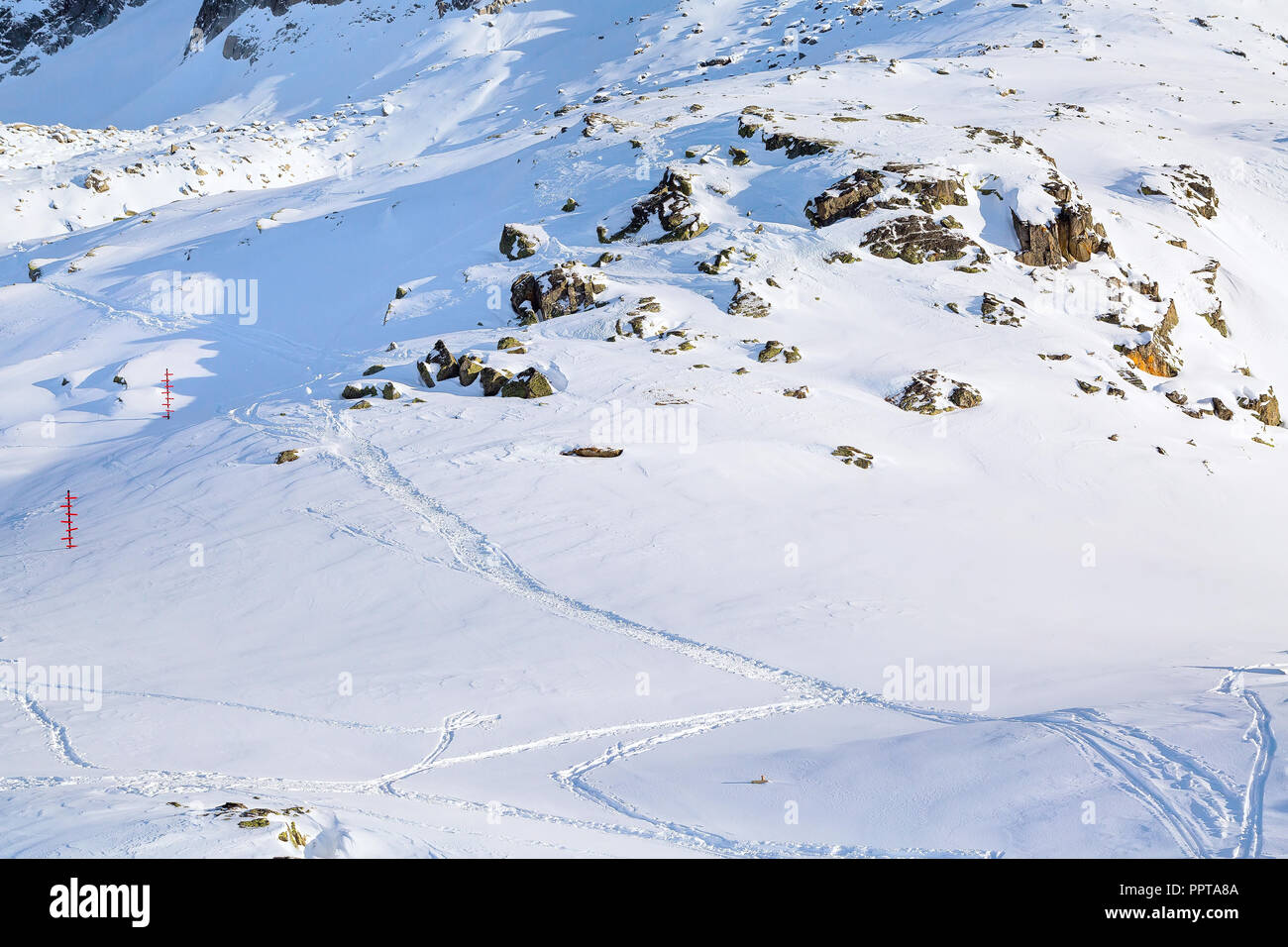 Route de montagne d'hiver. La vue sur la montagne, des traces et des repères dans la neige à la gare de l'Aiguille du Midi à Chamonix, France Banque D'Images
