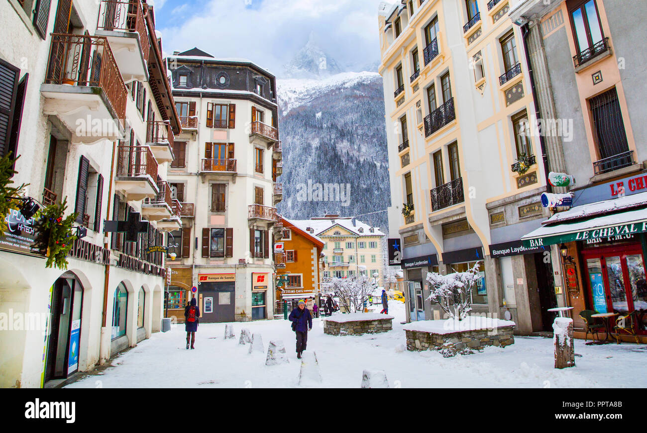 Chamonix, France - 30 janvier 2015 : Street view, Cafe, belles maisons, les gens marcher dans le centre de la ville de Chamonix dans les Alpes, France Banque D'Images