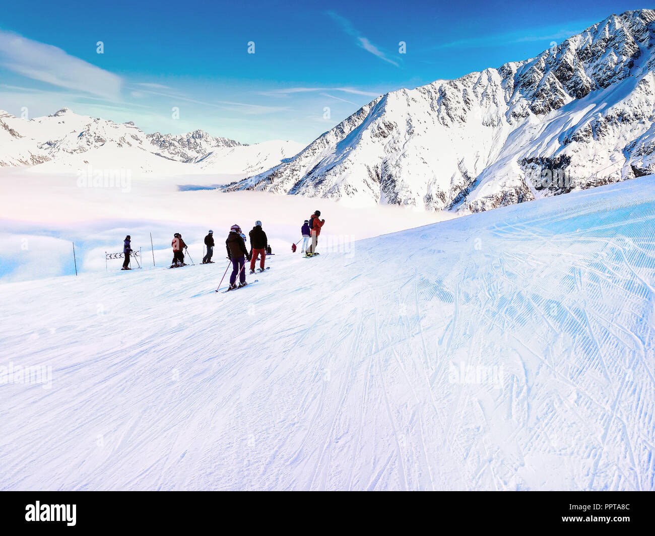 Chamonix, France - 24 janvier 2015 : ski, skieurs sur pistes de ski plus de nuages dans Chamonix, France Banque D'Images
