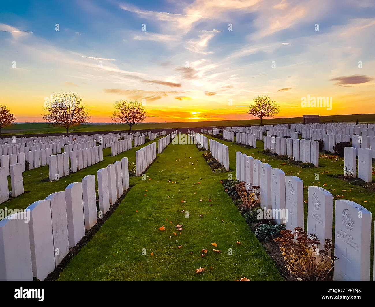 Coucher de soleil d'automne sur le cimetière d'Ovillers surplombant la vallée de Mash sur le champ de bataille de la somme de 1916 Banque D'Images