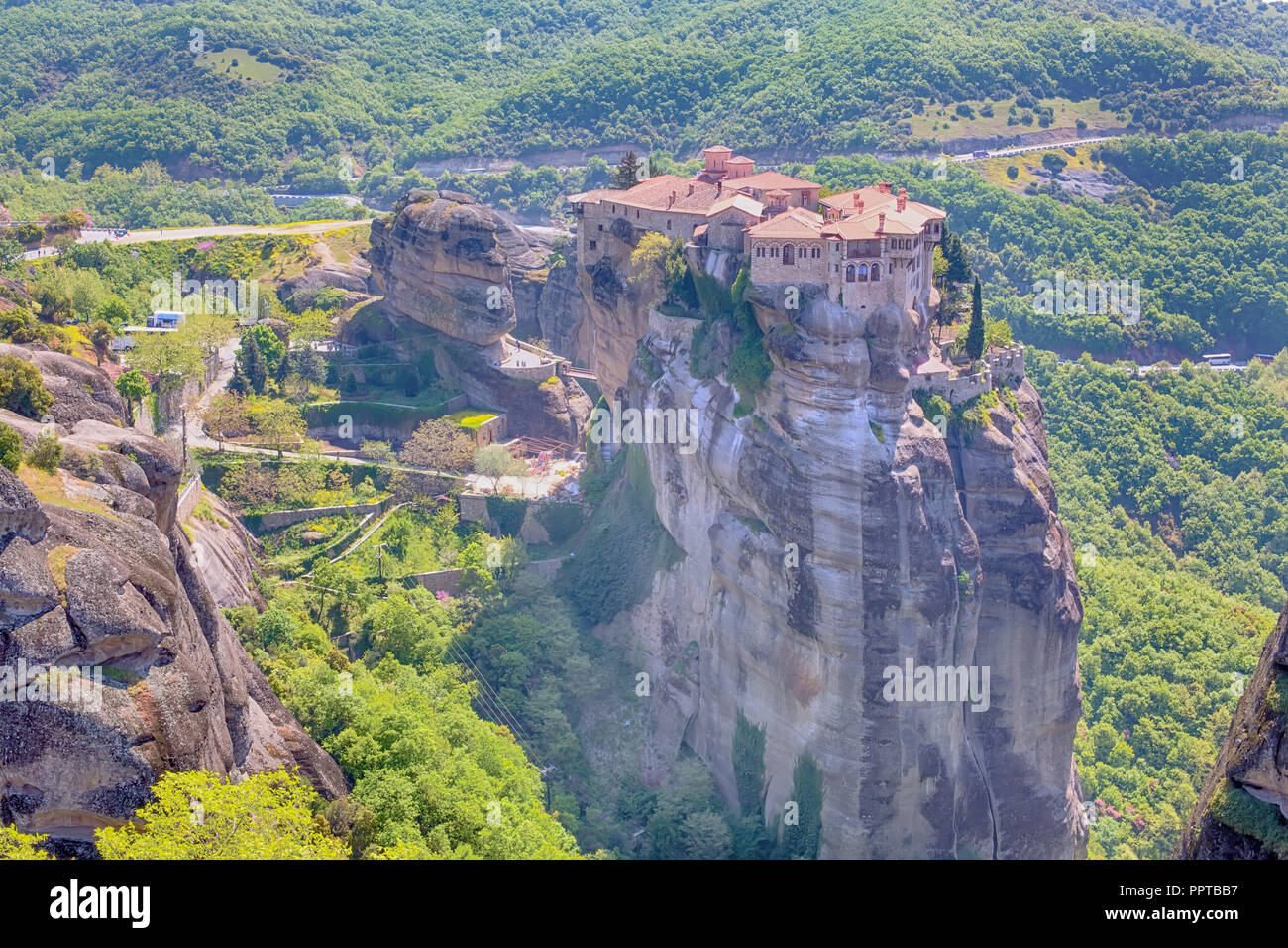 Vue panoramique sur les météores monastère sur le haut rocher et la route dans les montagnes au printemps, Grèce Banque D'Images