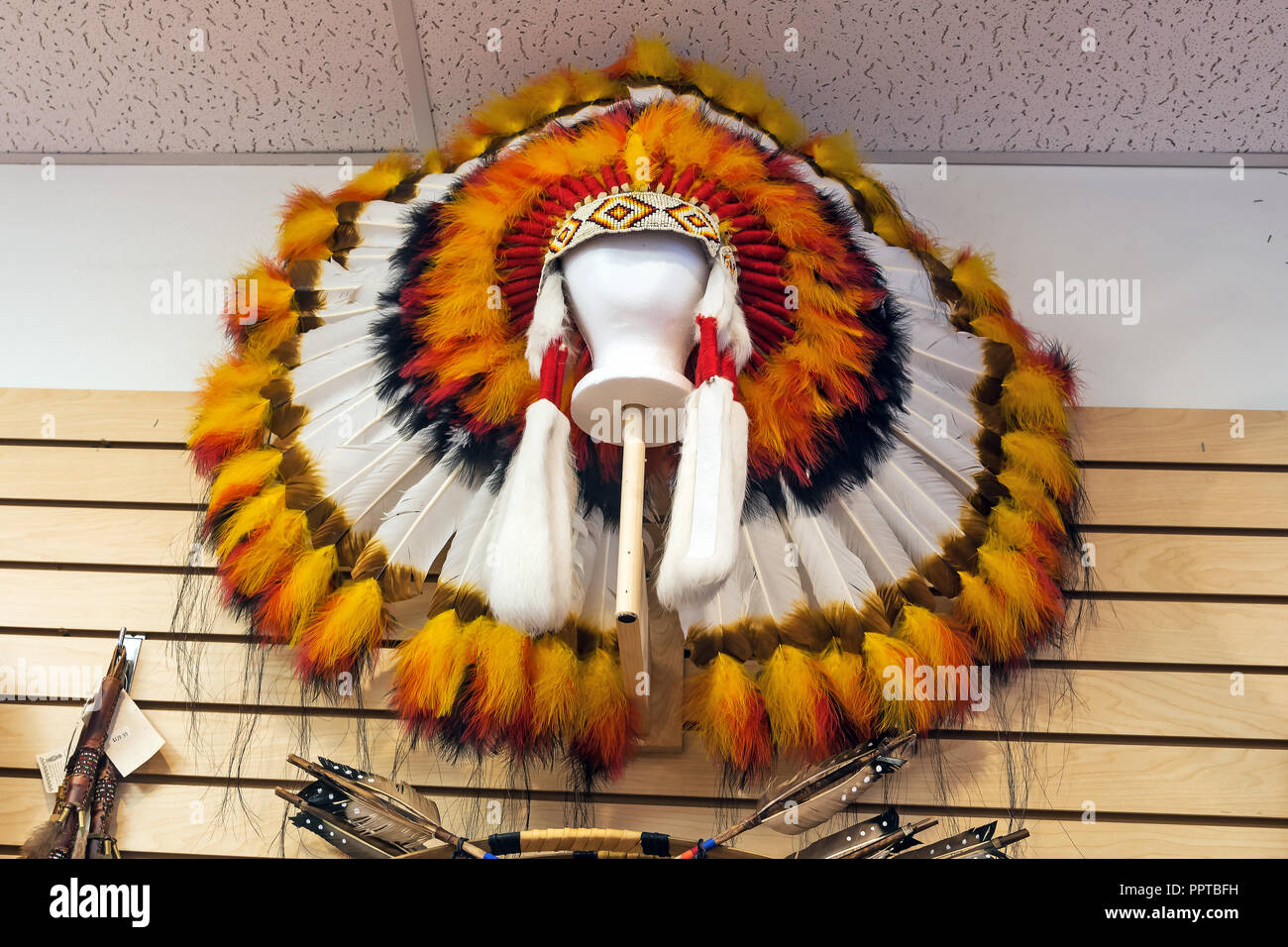 Rituel de l'Alaska Native coiffe de plumes , Ketchikan, Alaska, USA, Banque D'Images