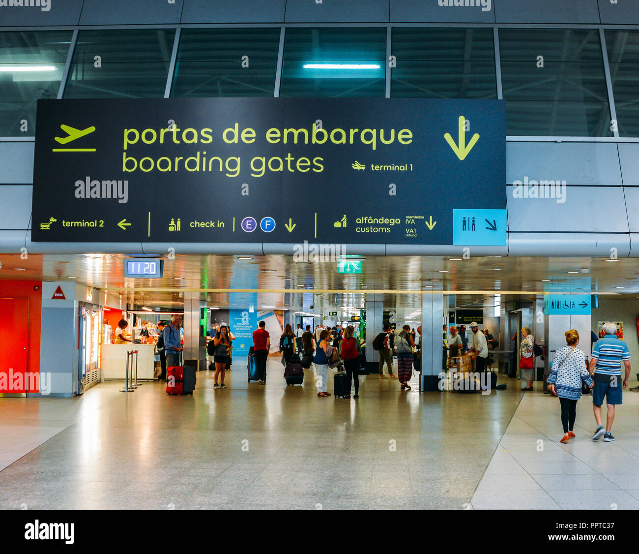 Lisbonne, Portugal - 26 sept., 2018 : Passsengers au Hall de départ de l'aéroport international de Lisbonne, le plus grand dans le pays Banque D'Images