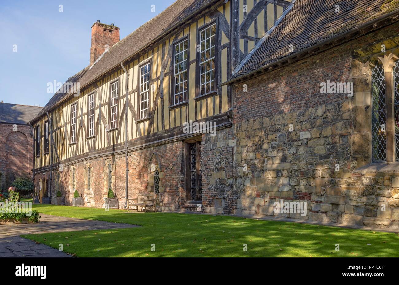 Historique Le Merchant Adventurers' Hall à New York. Bâtiment en brique et pierre avec une façade de style Tudor. Banque D'Images