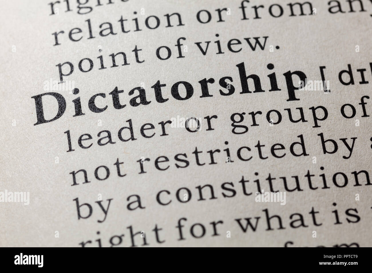Faux dictionnaire, dictionnaire définition du mot dictature. y compris les principaux termes descriptifs. Banque D'Images