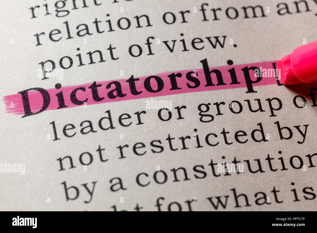 Faux dictionnaire, dictionnaire définition du mot dictature. y compris les principaux termes descriptifs. Banque D'Images