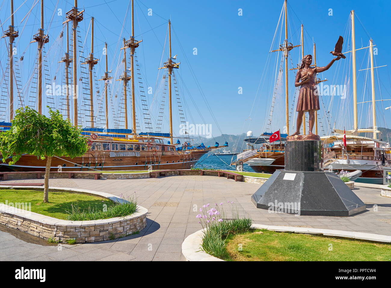 Fille avec Colombes Statue, du port de plaisance de Marmaris, Turquie Banque D'Images