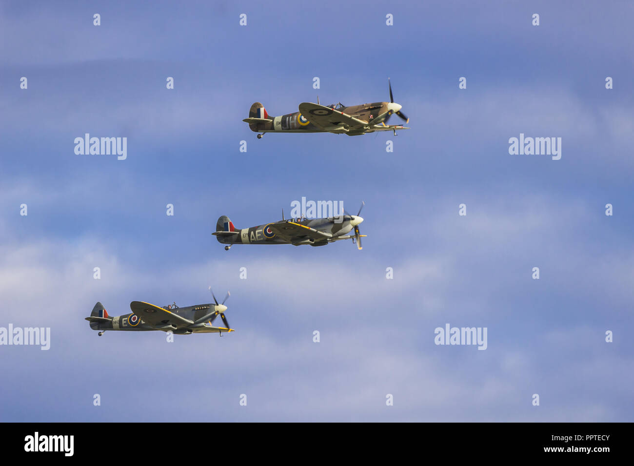 Trois Spitfire dans un passage à basse altitude au cours de la Battle of Britain Memorial air show Banque D'Images