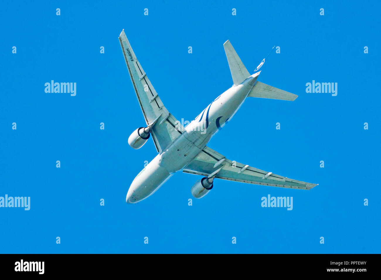 Fiumicino;Italie 20 septembre ; 2018 : un beau modèle d'avion d'Alitalia Boeing 777-243(ER) décoller de l'Aéroport International Fiumicino dans une Rome s Banque D'Images