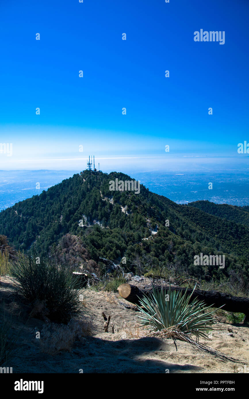 Vista des montagnes San Gabriel comme vu du Mont Wilson près de Glendale, Californie Banque D'Images