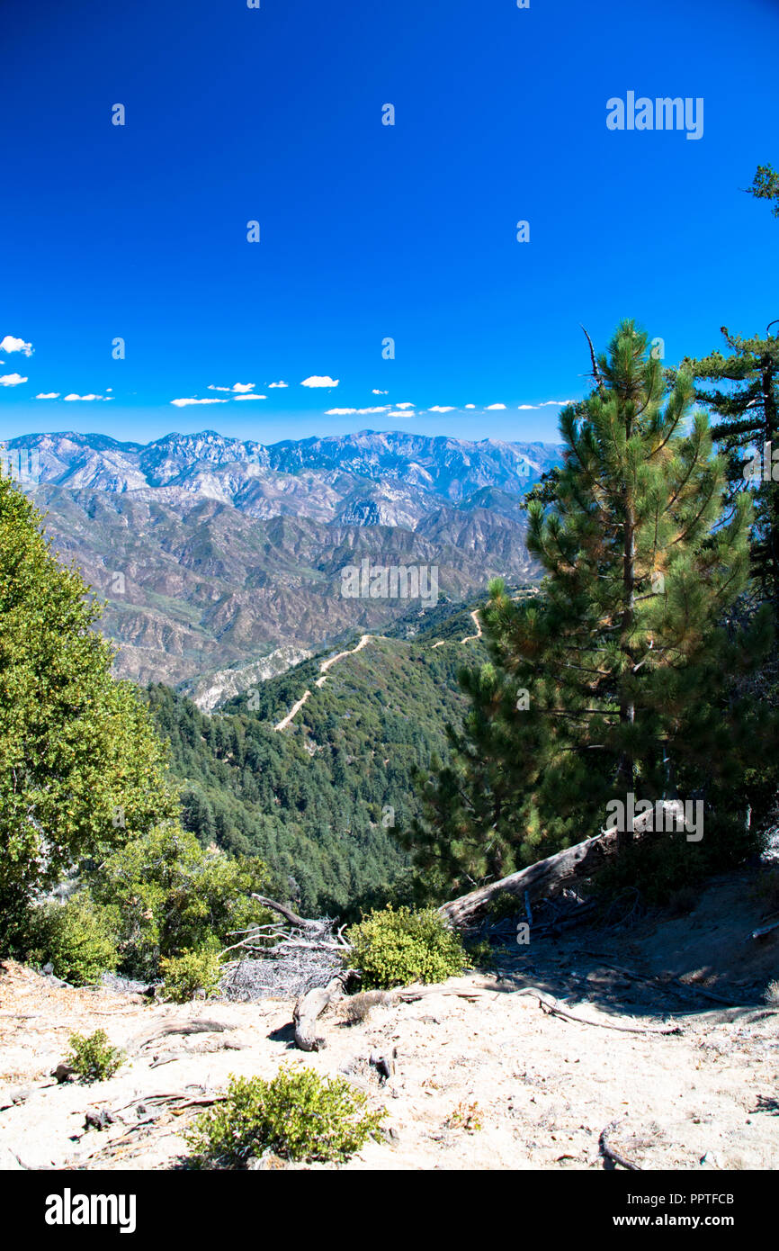 Vue panoramique des montagnes de San Gabriel comme vu du Mont WIlson près de Glendale, Californie Banque D'Images