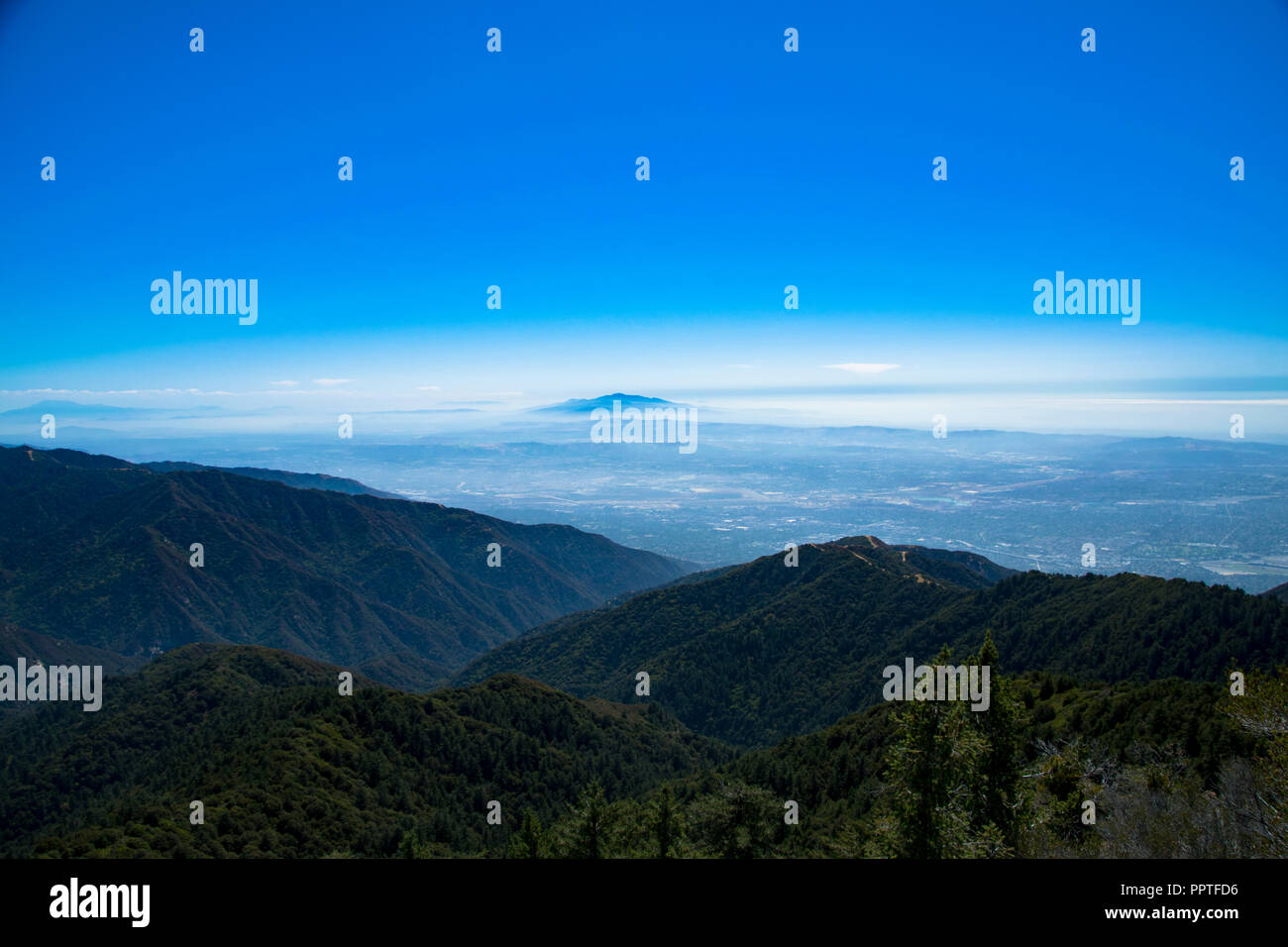 Panorama de la bassin de la vue depuis le mont Wilson en montagnes San Gabriel près de Glendale, Californie Banque D'Images