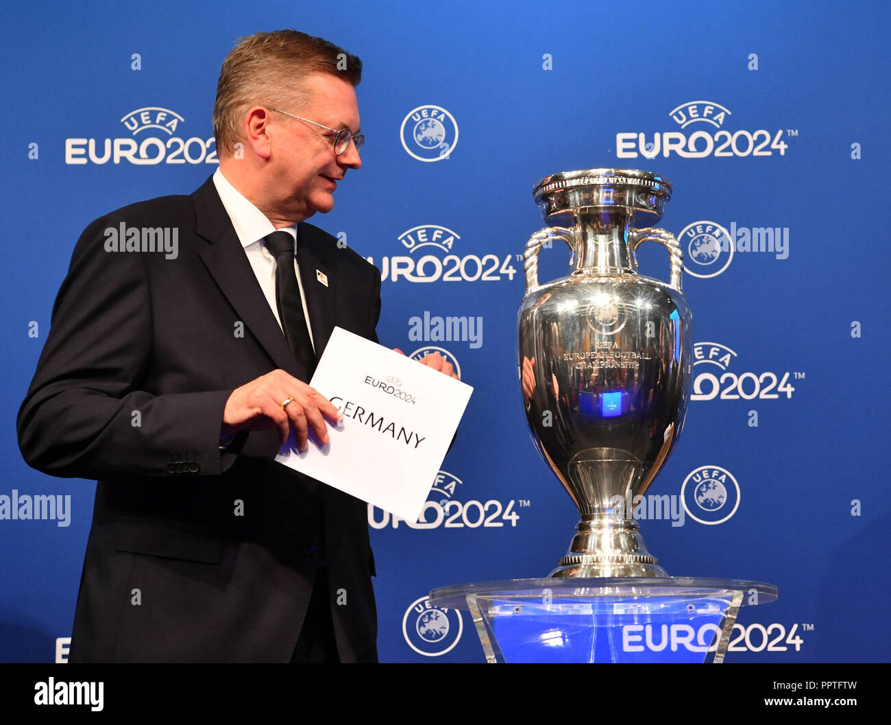 27 septembre 2018, la Suisse, Nyon : Reinhard Grindel DFB Président de la délégation allemande est titulaire d'une note avec 'Allemagne' à côté de la coupe d'Europe lors de la cérémonie d'annonce pour le championnat d'Europe de football 2024. L'Allemagne est l'hôte du Championnat d'Europe de football 2024. Les associations de football de l'Allemagne et la Turquie a demandé à accueillir le Championnat d'Europe de football 2024. Photo : Soeren Stache/dpa Banque D'Images