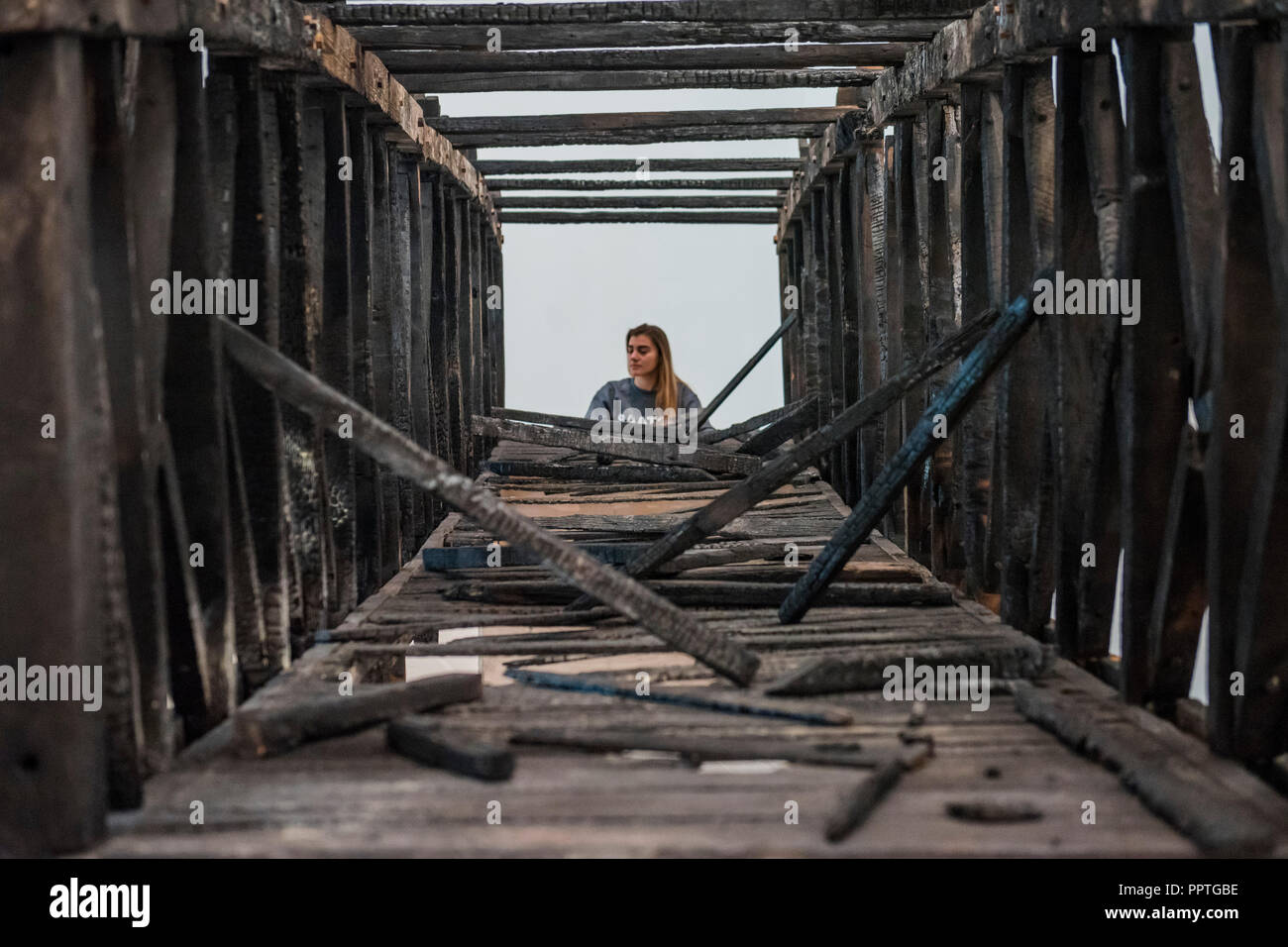Londres, Royaume-Uni. 27 Sep 2018. Marianne Vitale, pont brûlé, 2012 - miroir noir la nouvelle exposition à la galerie Saatchi à propos du rôle de l'art dans la satire sociale - présentant le travail de 26 artistes contemporains. Il s'étend du 28 Sept 18 au 13 jan 19. Crédit : Guy Bell/Alamy Live News Banque D'Images