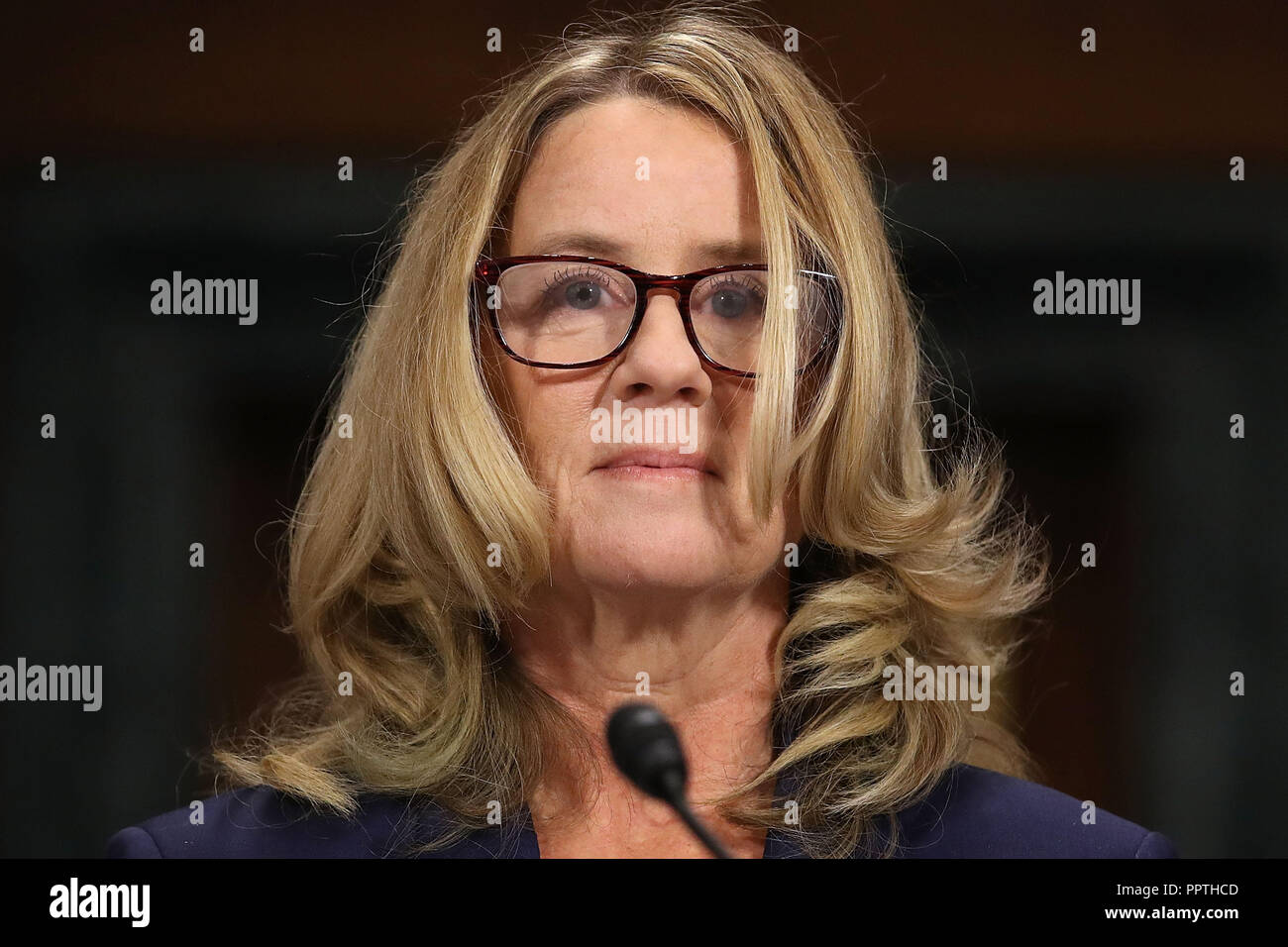 Washington, DC, USA. 27 Sep, 2018. Christine Blasey Ford se prépare à témoigner devant le Comité judiciaire du Sénat dans le sénat Dirksen Immeuble de bureaux sur la colline du Capitole, le 27 septembre 2018 à Washington, DC. Professeur à l'Université de Palo Alto et un chercheur en psychologie à l'École de médecine de l'Université de Stanford, Ford a accusé candidat à la Cour suprême Juge Brett Kavanaugh d'agression sexuelle sur elle pendant une partie en 1982 lorsqu'ils étaient des élèves du secondaire dans la banlieue de Beijing. Pool Crédit : Via cnp/media/Alamy Punch Live News Banque D'Images