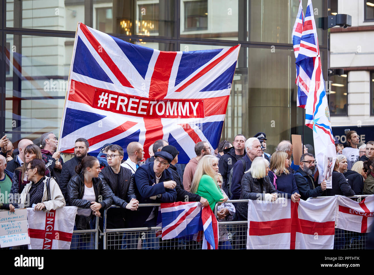 Londres, Royaume-Uni. 27 septembre 2018. Les partisans de Tommy Robinson à l'extérieur de l'ancienne Cour Bailey avant son audience. Crédit : Kevin Frost/Alamy Live News Banque D'Images