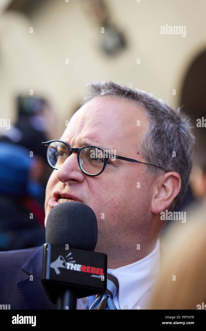 Londres, Royaume-Uni. 27 septembre 2018. Ezra Levant, journaliste de la Rebel Media, à l'extérieur de l'Old Bailey de rapports sur l'audience de Tommy Robinson. Crédit : Kevin Frost/Alamy Live News Banque D'Images