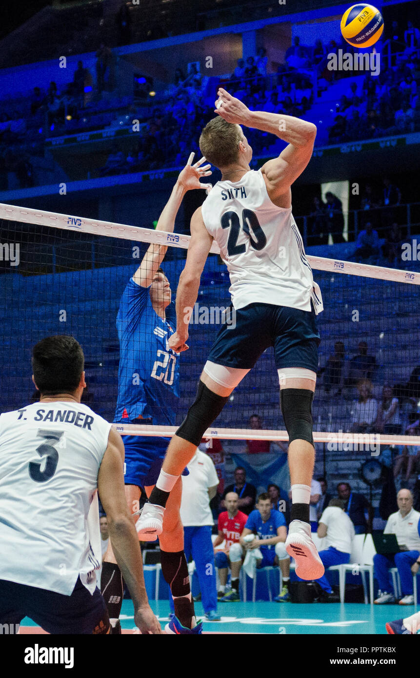 Turin, Piémont, Italie. 27 Sep, 2018. Les joueurs des Etats-Unis et de la Russie au cours de la troisième série des USA contre la Russie match pour le championnat du monde masculin de la FIVB 2018 Crédit : Stefano Guidi/ZUMA/Alamy Fil Live News Banque D'Images