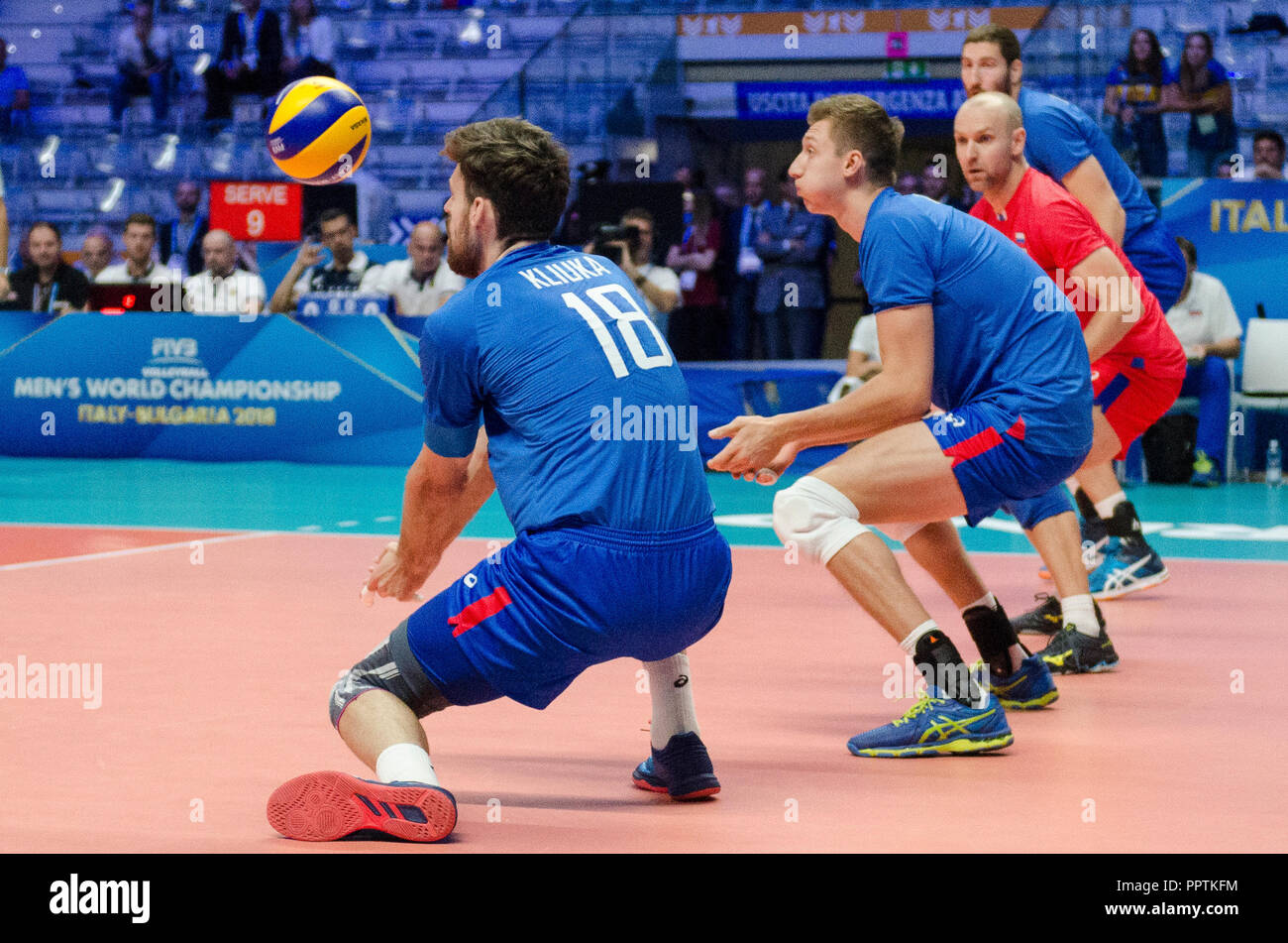 Turin, Piémont, Italie. 27 Sep, 2018. Les joueurs des Etats-Unis et de la Russie au cours de la troisième série des USA contre la Russie match pour le championnat du monde masculin de la FIVB 2018 Crédit : Stefano Guidi/ZUMA/Alamy Fil Live News Banque D'Images