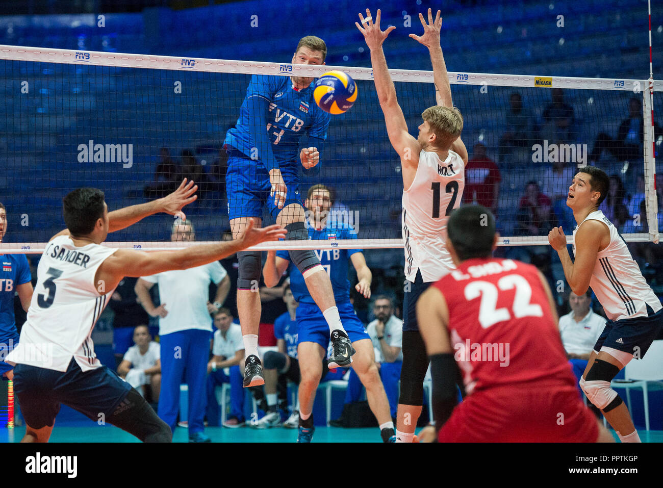 Turin, Piémont, Italie. 27 Sep, 2018. Les joueurs des Etats-Unis et de la Russie au cours de la troisième série des USA contre la Russie match pour le championnat du monde masculin de la FIVB 2018 Crédit : Stefano Guidi/ZUMA/Alamy Fil Live News Banque D'Images