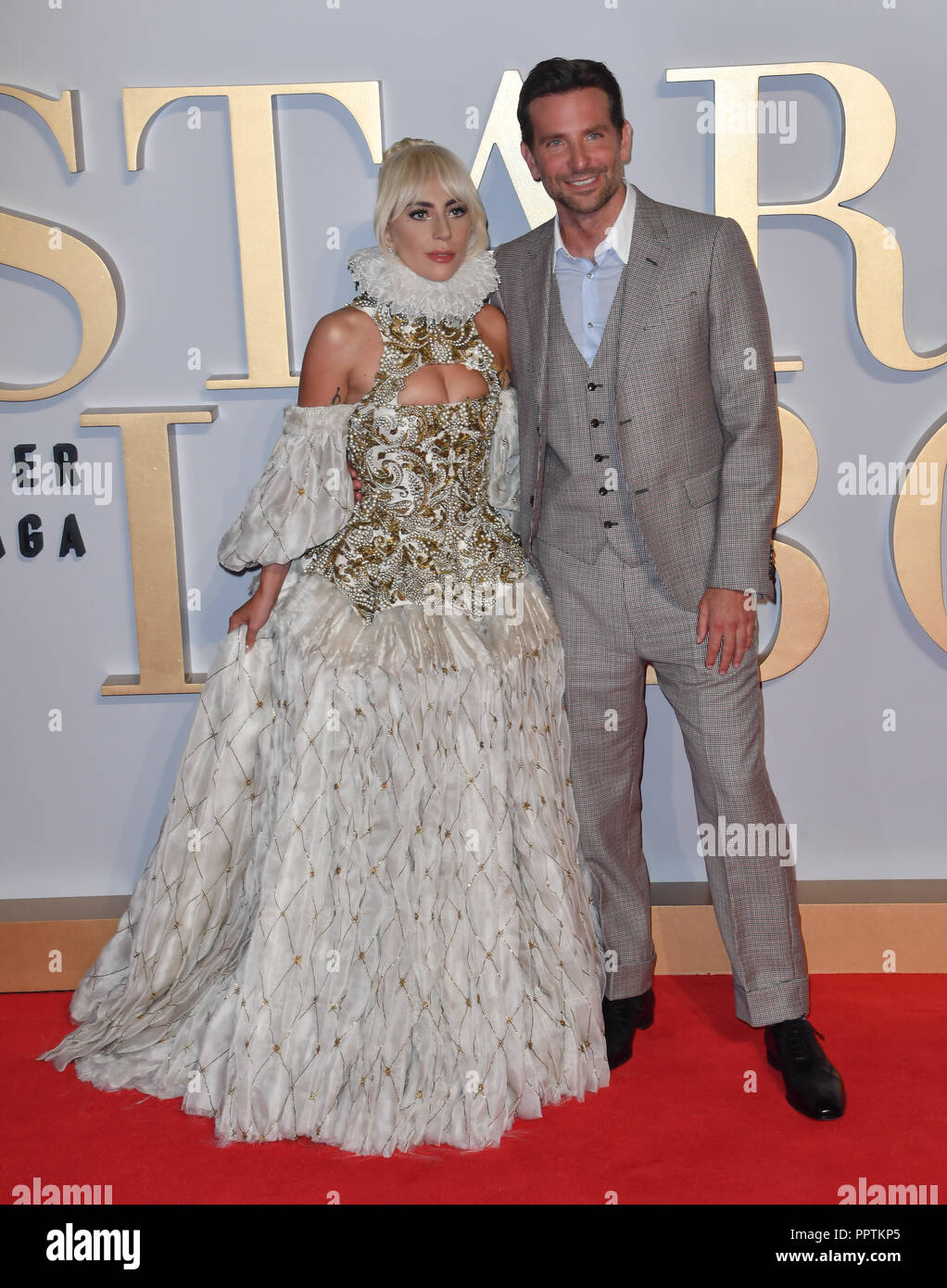 Londres, Royaume-Uni. 27 septembre 2018. Lady Gaga , Bradley Cooper assister à une étoile est née UK Premiere à vue Cinemas, Leicester Square, Londres, Royaume-Uni 27 septembre 2018. Credit Photo : Alamy/Capital Live News Banque D'Images