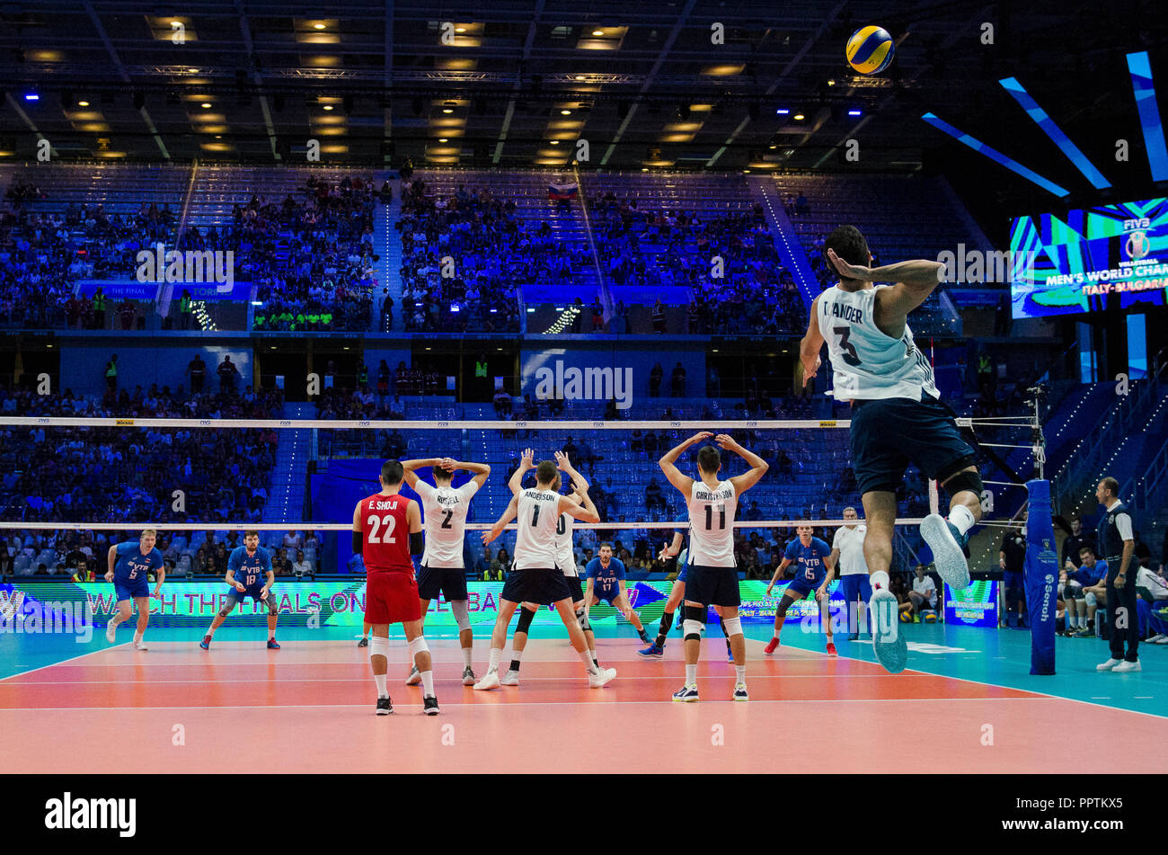 Turin, Piémont, Italie. 27 Sep, 2018. Les joueurs des Etats-Unis et de la Russie au cours de la troisième série des USA contre la Russie match pour le championnat du monde masculin de la FIVB 2018 Crédit : Stefano Guidi/ZUMA/Alamy Fil Live News Banque D'Images