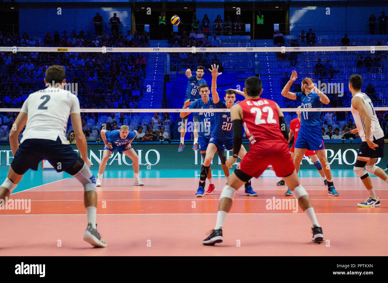 Turin, Piémont, Italie. 27 Sep, 2018. Les joueurs des Etats-Unis et de la Russie au cours de la troisième série des USA contre la Russie match pour le championnat du monde masculin de la FIVB 2018 Crédit : Stefano Guidi/ZUMA/Alamy Fil Live News Banque D'Images