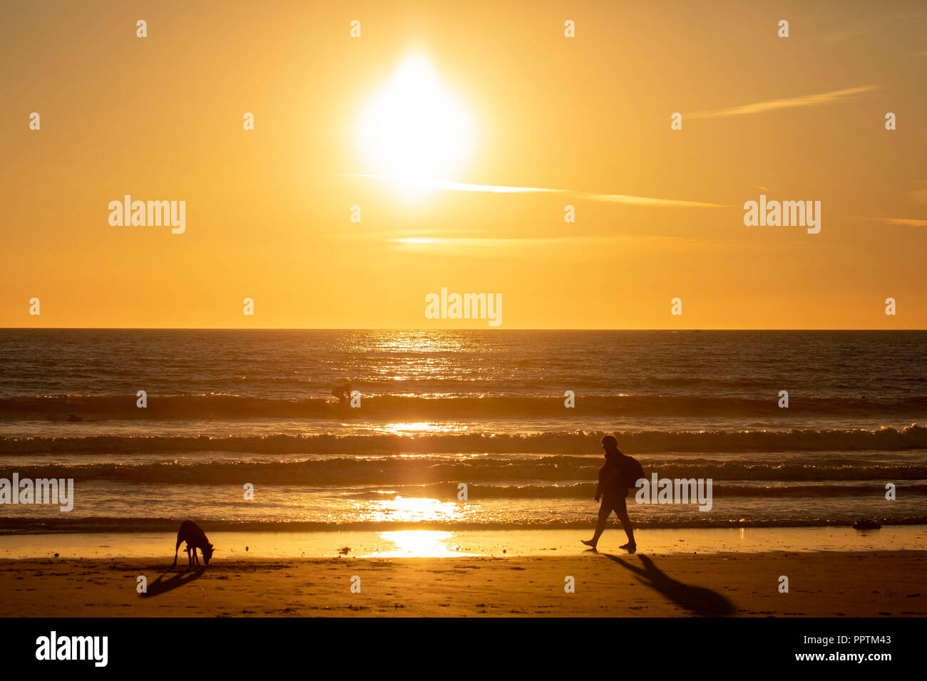 La péninsule de Gower, Swansea, Royaume-Uni. 27 septembre 2018. Météo britannique. Amateurs de déguster chaud soleil de l'amende automne météo à Llangennith Beach sur la péninsule de Gower, Galles du sud, le Crédit : Gareth Llewelyn/Alamy Live News. Banque D'Images