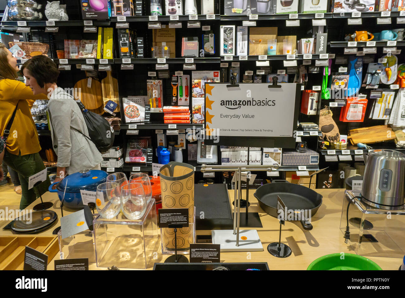 New York, USA. 27 sept 2018. Les clients boutique et parcourir dans la  nouvelle Amazon store 4 étoiles dans le quartier de Soho à New York le jour  de l'ouverture, le jeudi