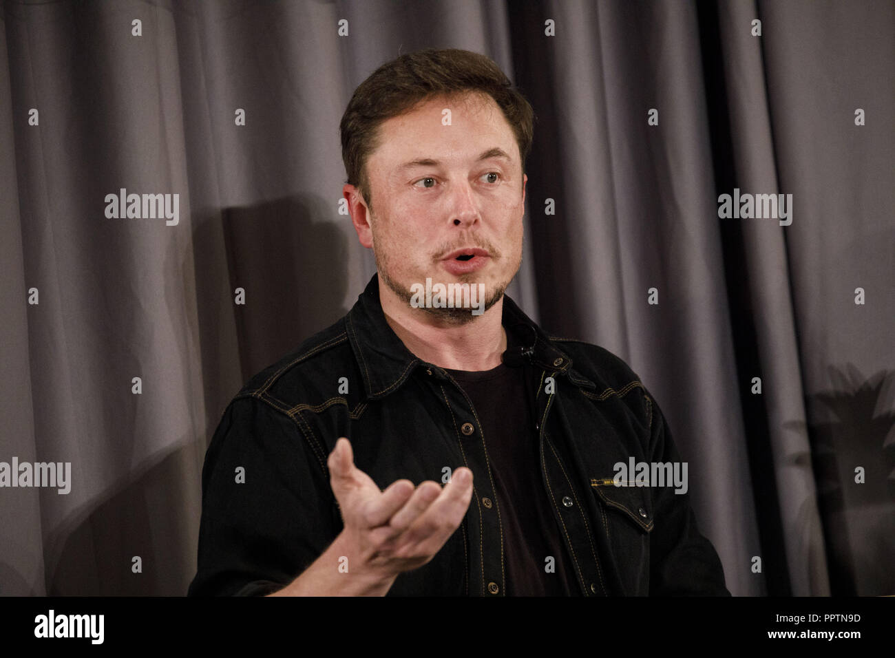 Los Angeles, Californie, USA. 17 mai, 2018. Elon Musk, co-fondateur et chef de la direction de Tesla Inc., prend la parole lors d'un événement ennuyeux Co. à Los Angeles, Californie, États-Unis, le jeudi 17 mai 2018. Musk a tenu l'événement au Temple Leo Baeck à renforcer le soutien public pour un tunnel de 2,7 km le créateur de Space X et de Tesla espère construire dans l'Ouest de Los Angeles. © 2018 Patrick T. Fallon Crédit : Patrick Fallon/ZUMA/Alamy Fil Live News Banque D'Images