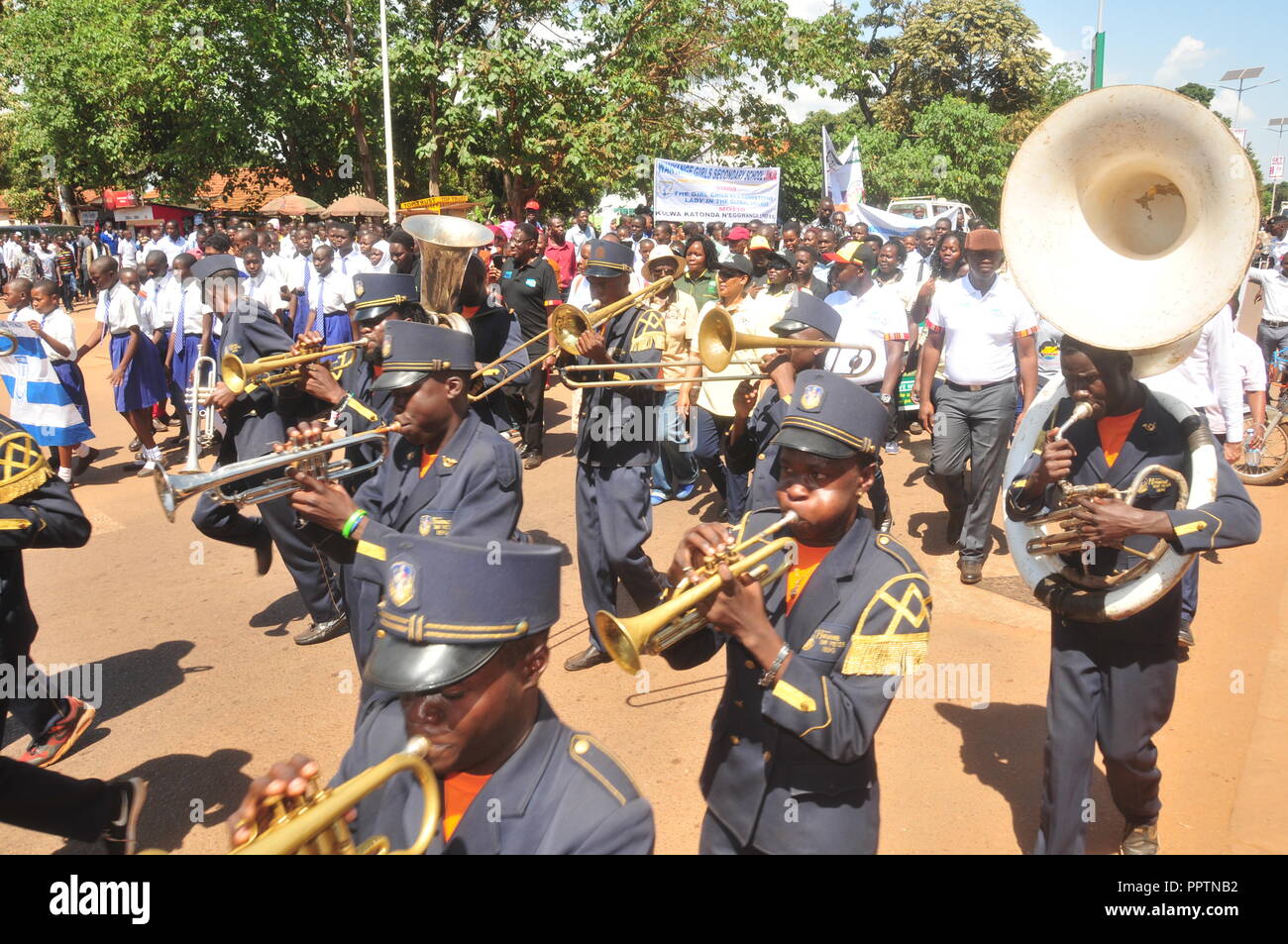 À Jinja, en Ouganda. Septembre 27th, 2018. Le ministre d'Etat du Tourisme, de la faune et des antiquités Godfrey Kiwanda (2e à droite) est assisté par l'Ouganda de l'Office du tourisme Président Daudi Migereko (4e à gauche) en plantant un arbre au jardin Rippon à Jinja au cours de célébrations nationales pour marquer la Journée mondiale du tourisme. Credit : Donald Kiirya/Alamy Live News. Banque D'Images