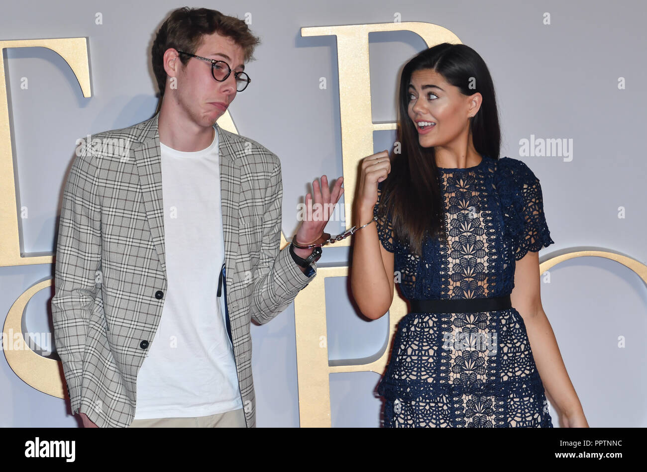 Londres, Royaume-Uni. 27 septembre 2018. Les jeunes et l'un à l'autre menotte Callum Airey (L) et Emily Canham assister à une étoile est née UK Premiere à vue Cinemas, Leicester Square, Londres, Royaume-Uni 27 septembre 2018. Credit Photo : Alamy/Capital Live News Banque D'Images