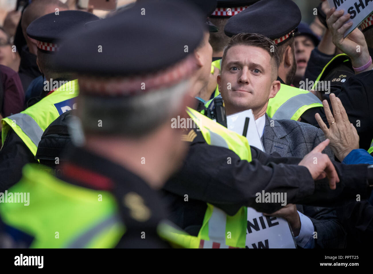 Londres, Royaume-Uni. 27 septembre 2018. Tommy Robinson, de son vrai nom Stephen Yaxley-Lennon, arrive à la Cour Old Bailey. Crédit : Guy Josse/Alamy Live News Banque D'Images