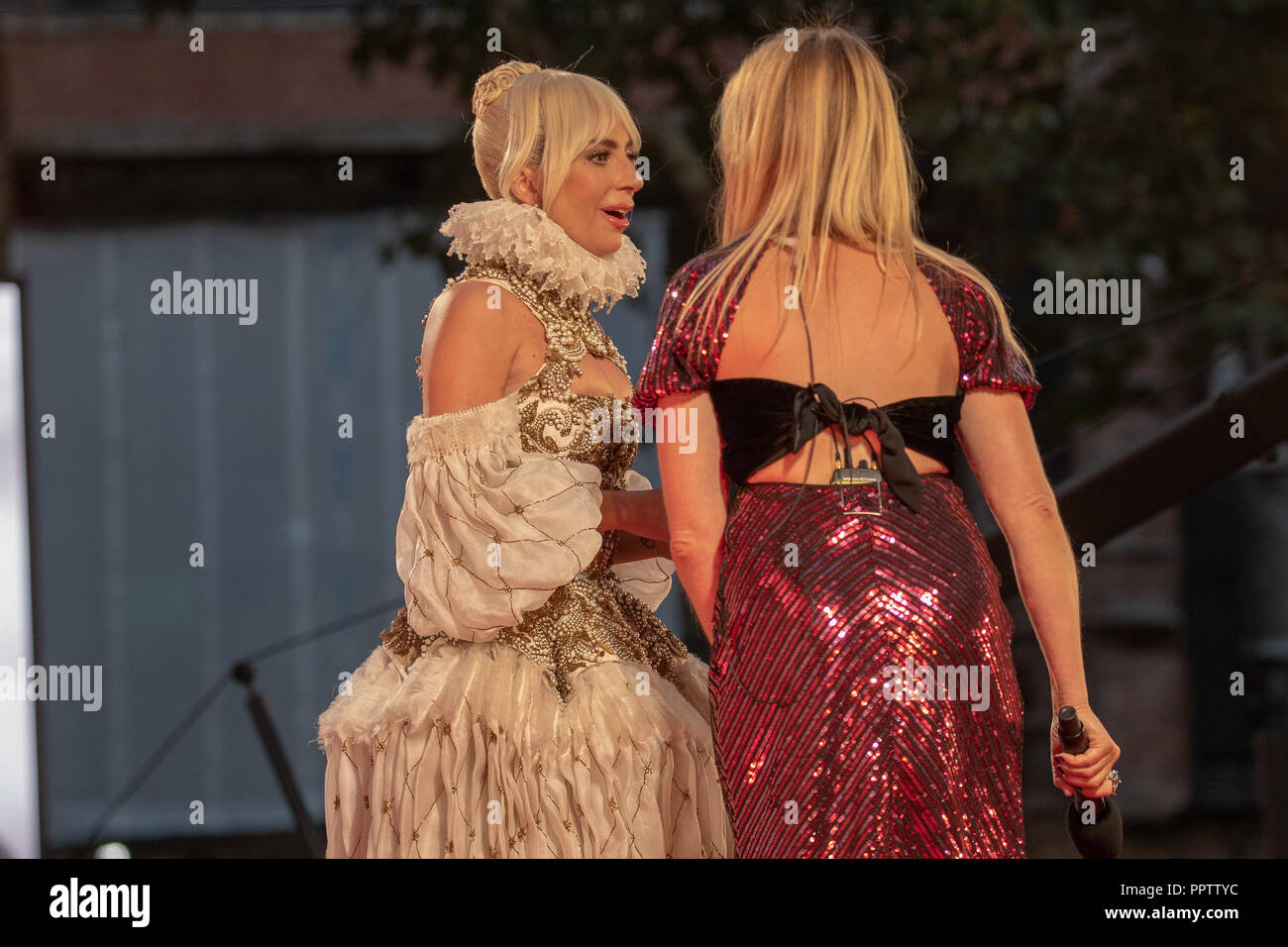 Londres, Royaume-Uni. 27 Sep 2018. Lady Gaga assistant à la London Premiere d 'une étoile est née' tenue à VUE WEST END, Leicester square , au Royaume-Uni, le Crédit : Jason Richardson/Alamy Live News Banque D'Images