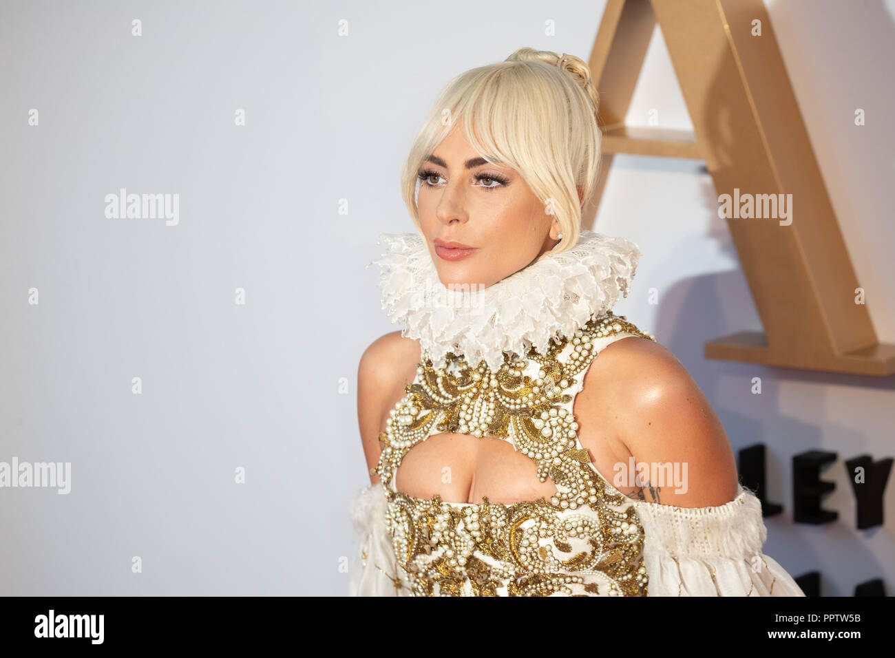 Londres, Royaume-Uni. 27 Sep 2018.Lady Gaga assistant à la London Premiere d 'une étoile est née' tenue à VUE WEST END, Leicester square , au Royaume-Uni, le Crédit : Jason Richardson/Alamy Live News Banque D'Images