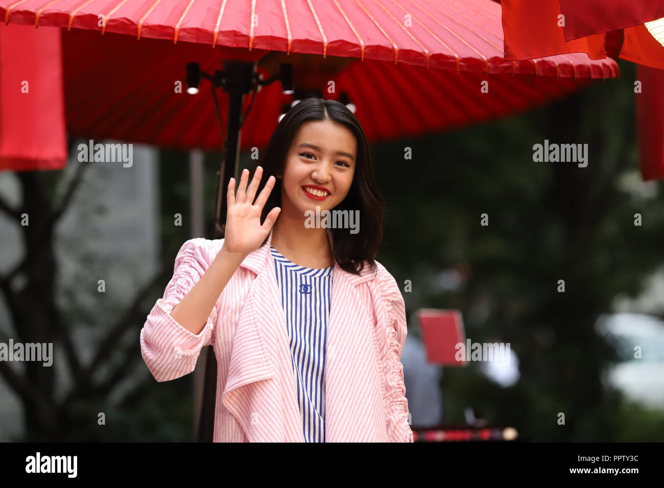Tokyo, Japon. 27 Sep, 2019. Modèle japonais Koki sourit alors qu'elle assiste à une presse aperçu de la marque de mode française l'événement promotionnel de cosmétiques Chanel Chanel "Matsuri" (festival Chanel) à la Tenso Shrine à Tokyo le Jeudi, Septembre 27, 2018. 15-year-old Koki, fille d'acteur japonais Takuya Kimura et singer Shizuka Kudo est devenu l'ambassadeur Chanel beauté ce mois-ci. Credit : Yoshio Tsunoda/AFLO/Alamy Live News Banque D'Images