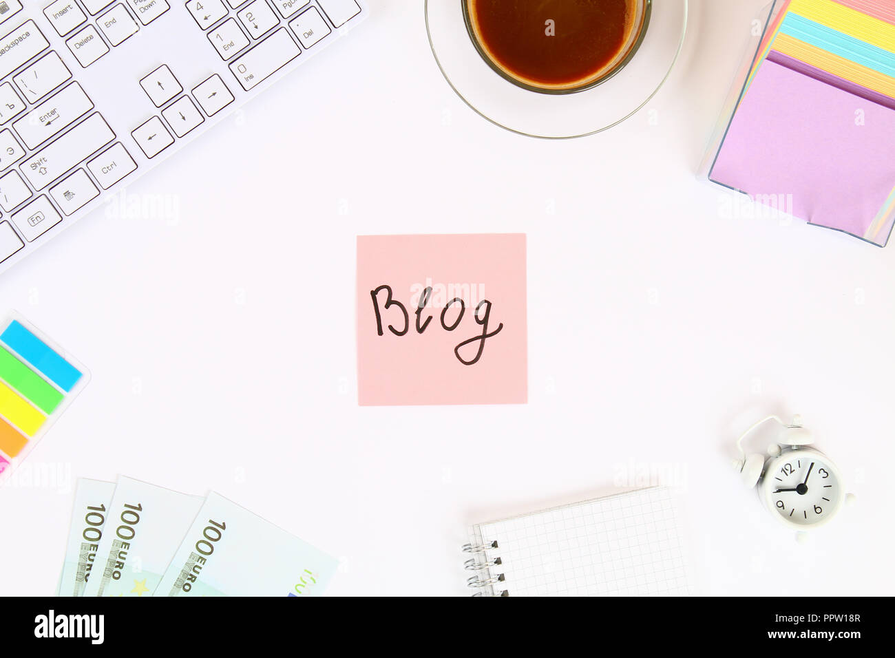 Blog de texte sur un autocollant note sur un bureau blanc à côté d'une tasse à café et d'un clavier. Vue de dessus, la mise en page Banque D'Images