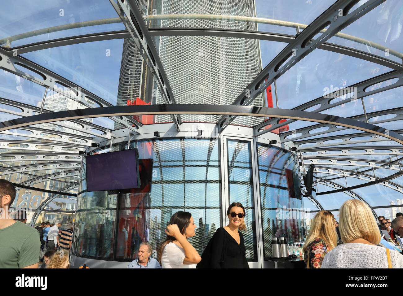 L'affichage en verre sur le pod 162 mètres de tour d'observation c'est le Brighton i360, sur le front de mer, dans l'East Sussex, au Royaume-Uni Banque D'Images
