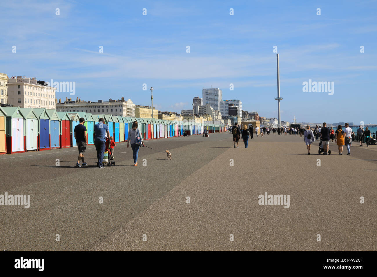 Cabines colorées sur le front de mer à Hove, près de Brighton, East Sussex, UK Banque D'Images