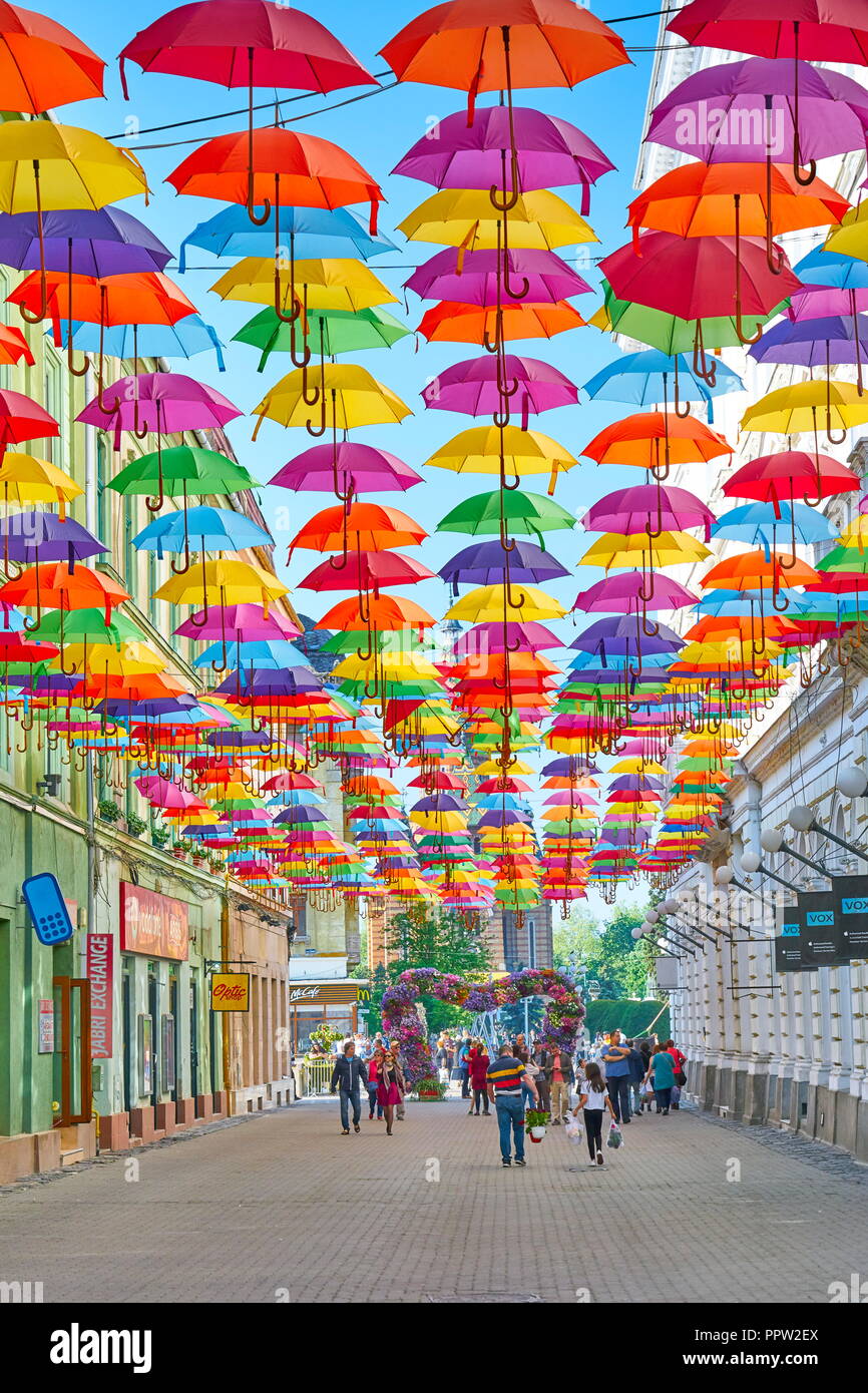 Rue avec des parapluies colorés à Timisoara, Roumanie Banque D'Images