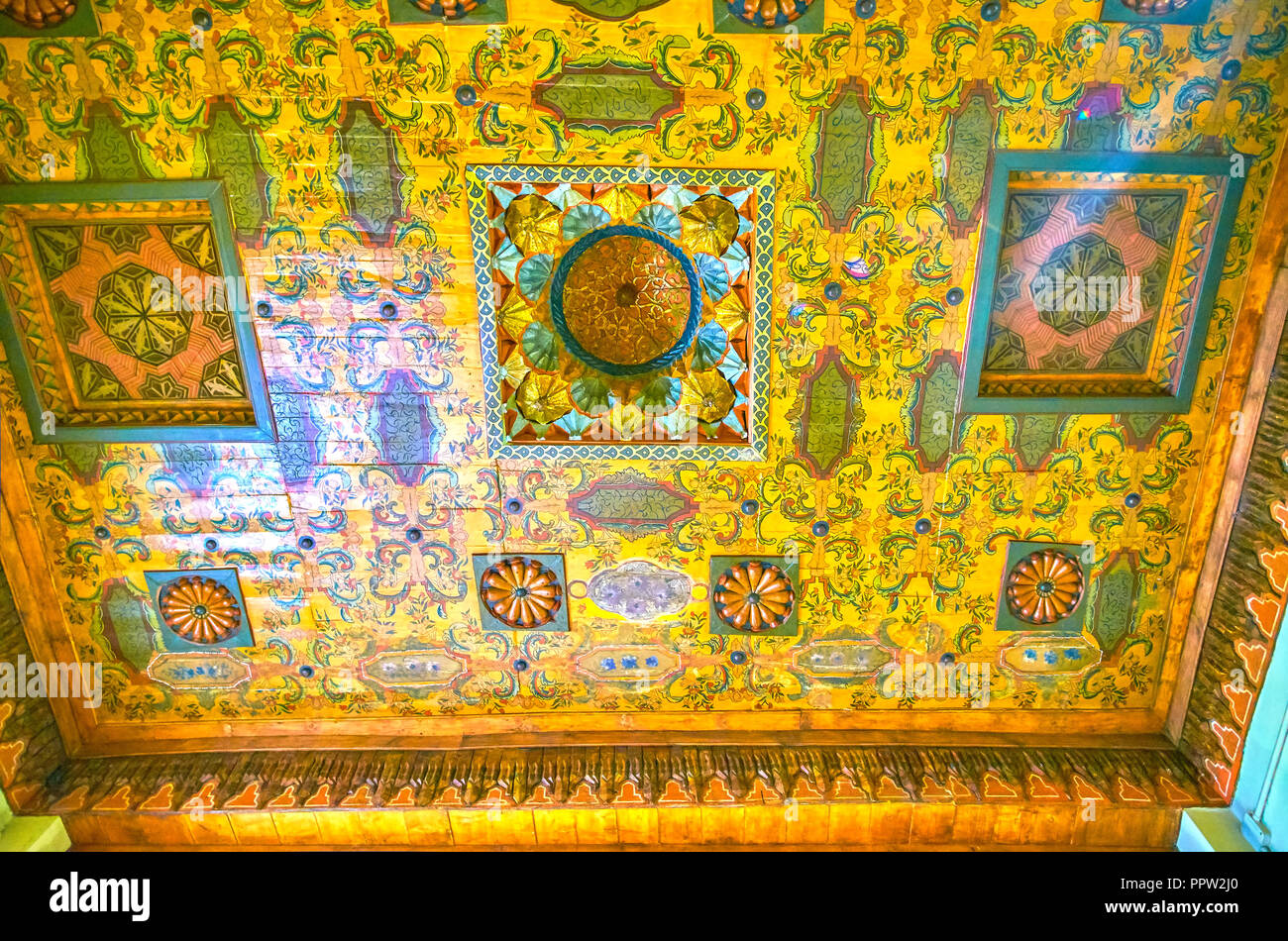 Le CAIRE, ÉGYPTE - Le 23 décembre 2017 : la belle décoration à motifs floraux du plafond en bois dans le Musée Copte, le 23 décembre au Caire Banque D'Images