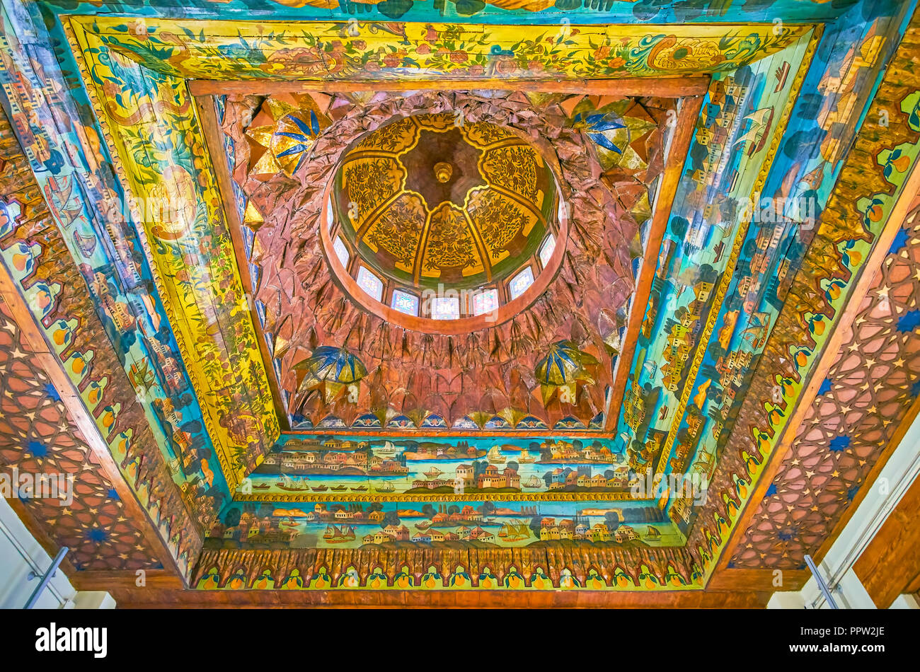 Le CAIRE, ÉGYPTE - Le 23 décembre 2017 : Le beau plafond en bois du Musée Copte décorée de motifs sculptés et peints en images, le 23 décembre dans Banque D'Images