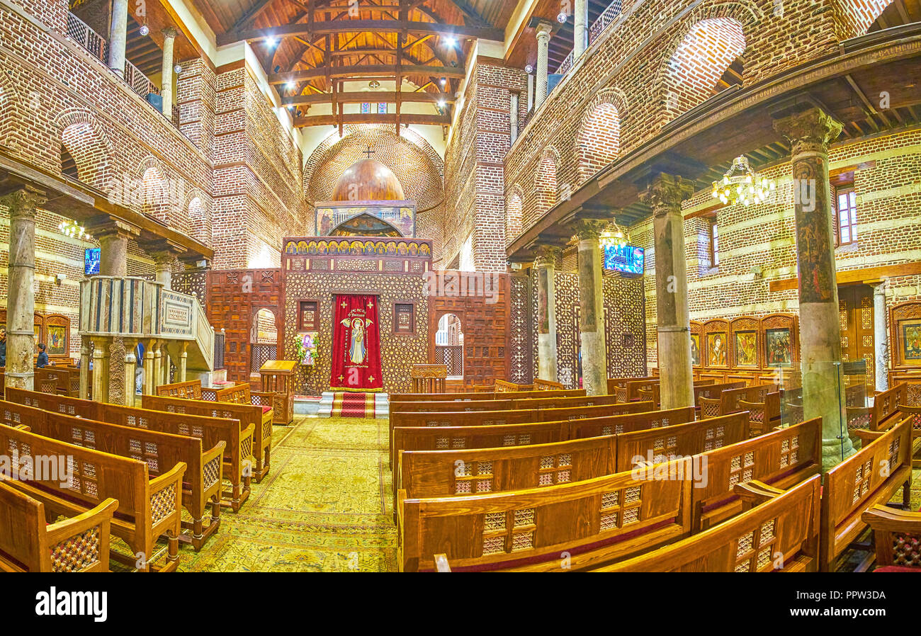 Le CAIRE, ÉGYPTE - Le 23 décembre 2017 : l'intérieur de l'Église médiévale St Barbara avec des fresques sur les colonnes de la Nef, le 23 décembre au Caire. Banque D'Images