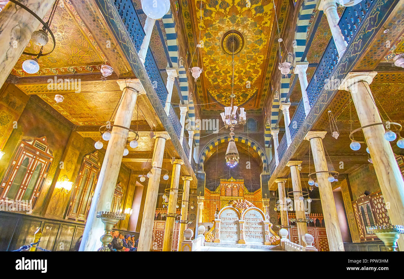 Le CAIRE, ÉGYPTE - Le 23 décembre 2017 : Belle de l'intérieur de la Synagogue Ben Ezra est un mélange d'ancien juif, copte et arabe, qui est devenu un des styles pearl Banque D'Images