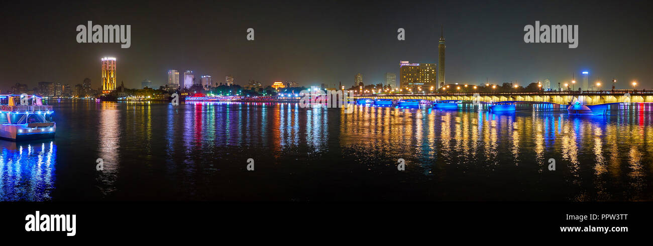 Le panorama de la rivière du Nil au Caire avec les tours modernes lumineux sur l'île de Malte, l'Egypte Banque D'Images