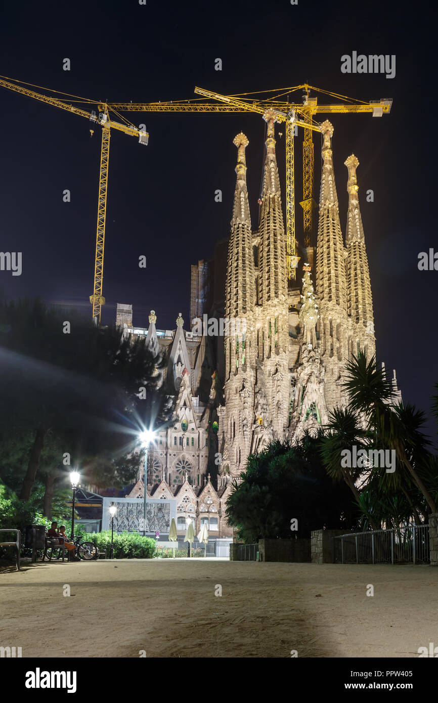 Barcelone, Espagne - 13 juin 2014 : La Basilique et l'Église expiatoire de la Sainte Famille (Sagrada Familia). Vue de nuit Banque D'Images